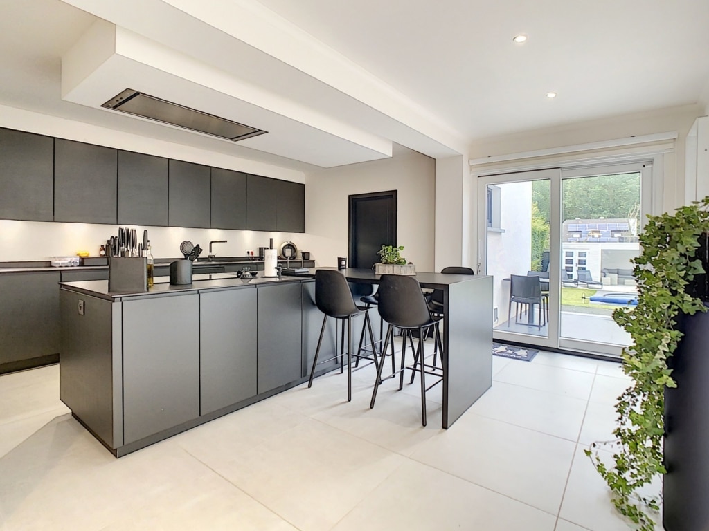 Cuisine Moderne avec Îlot et Accès Extérieur Cuisine - Magnifique maison 3 façades avec piscine – Zemst