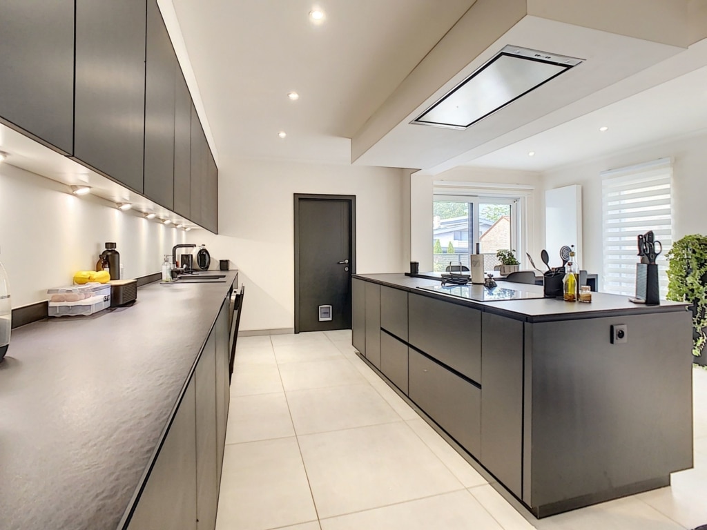 Cuisine Moderne Noire avec Îlot Central Elegance Cuisine - Magnifique maison 3 façades avec piscine – Zemst