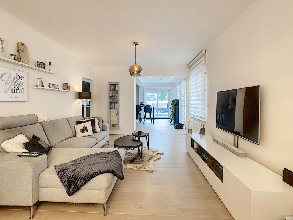 Salon Moderne avec Grande Baie Vitrée et Décoration Confortable Salon - Magnifique maison 3 façades avec piscine – Zemst