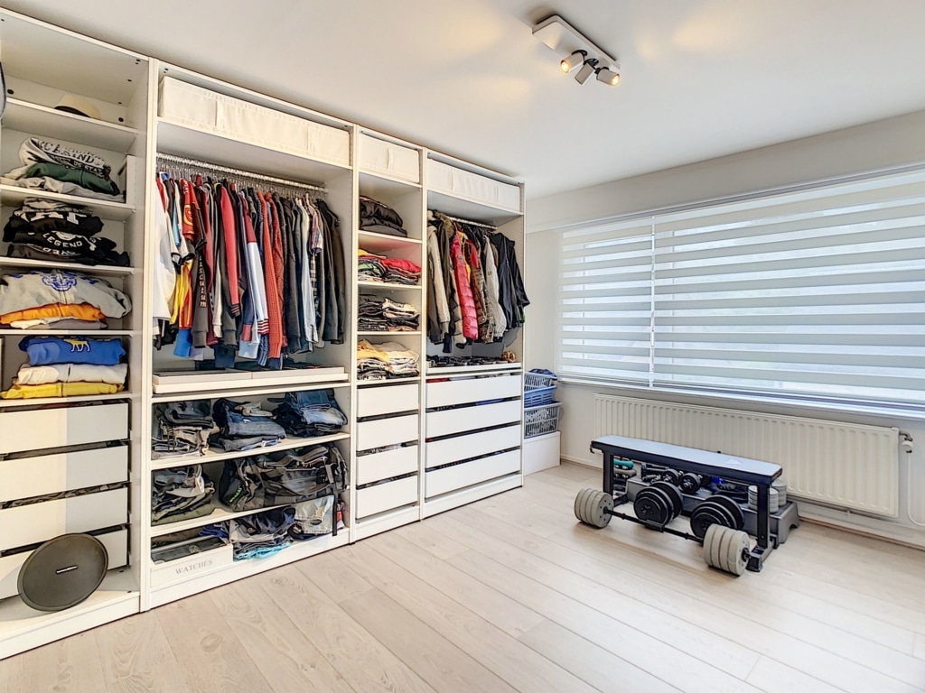 Vestiaire Moderne Organisé avec Lumière Naturelle Magnifique maison 3 façades avec piscine – Zemst
