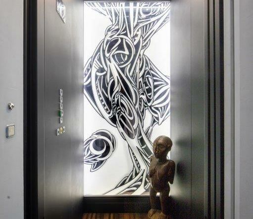 Ascenseur avec une oeuvre d'art encastrée dans le mur