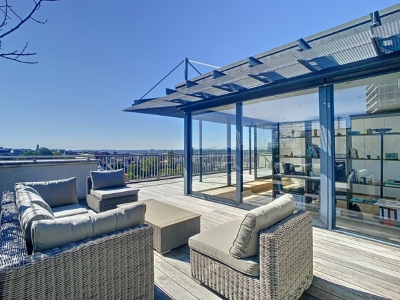 Terrasse moderne avec vue panoramique, mobilier élégant, design contemporain et ambiance relaxante.
