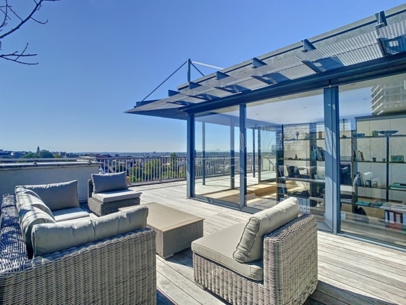 Modern terras met panoramisch uitzicht, elegante inrichting, eigentijds design en een ontspannen sfeer.