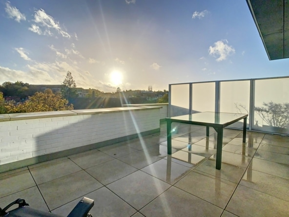 Zonsondergangterras met panoramisch uitzicht, minimalistische inrichting en een serene sfeer.