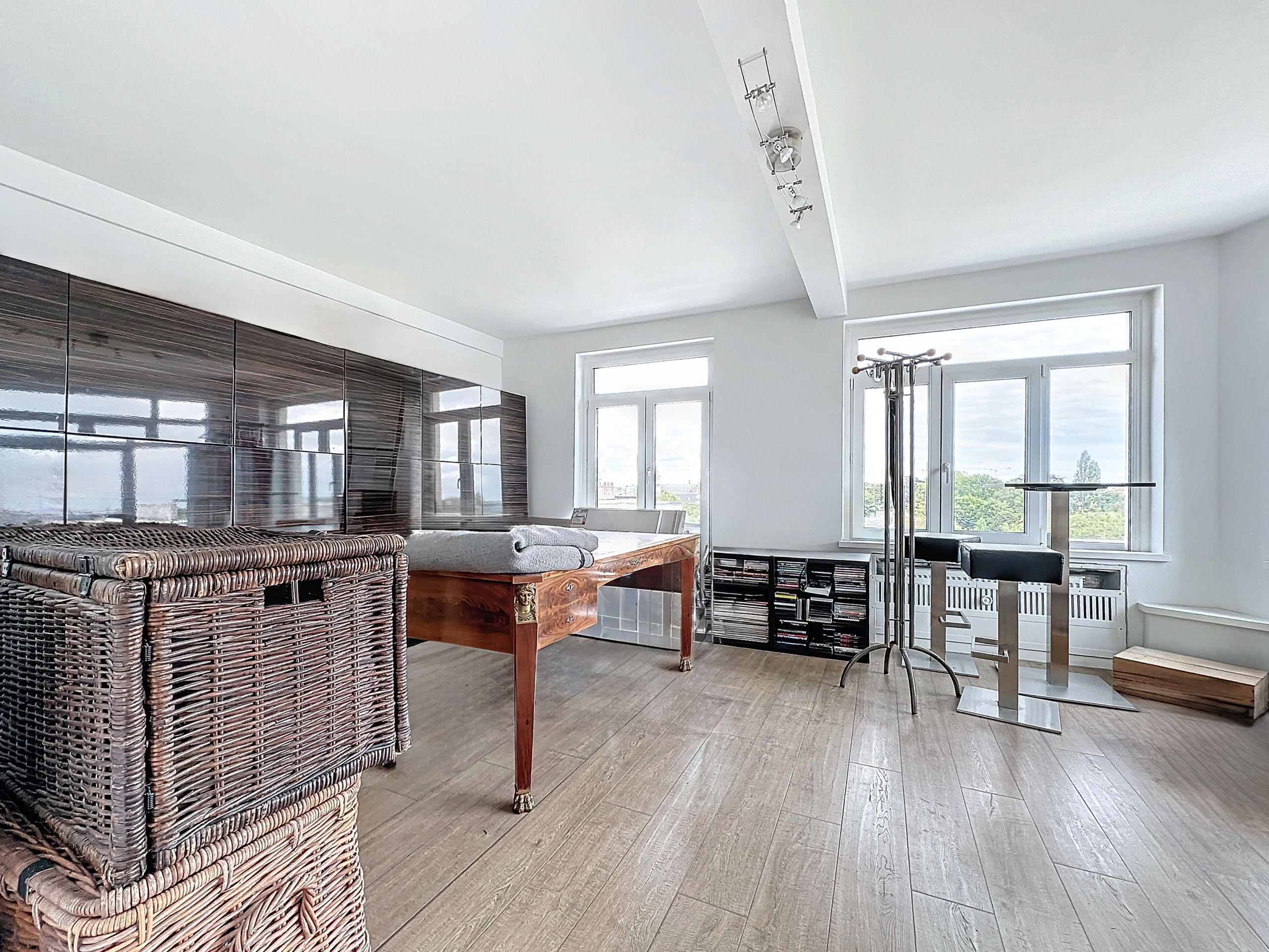 A modern, natural space with a minimalist style Exceptional apartment 2 bedrooms + maid's room 25m² - Etterbeek