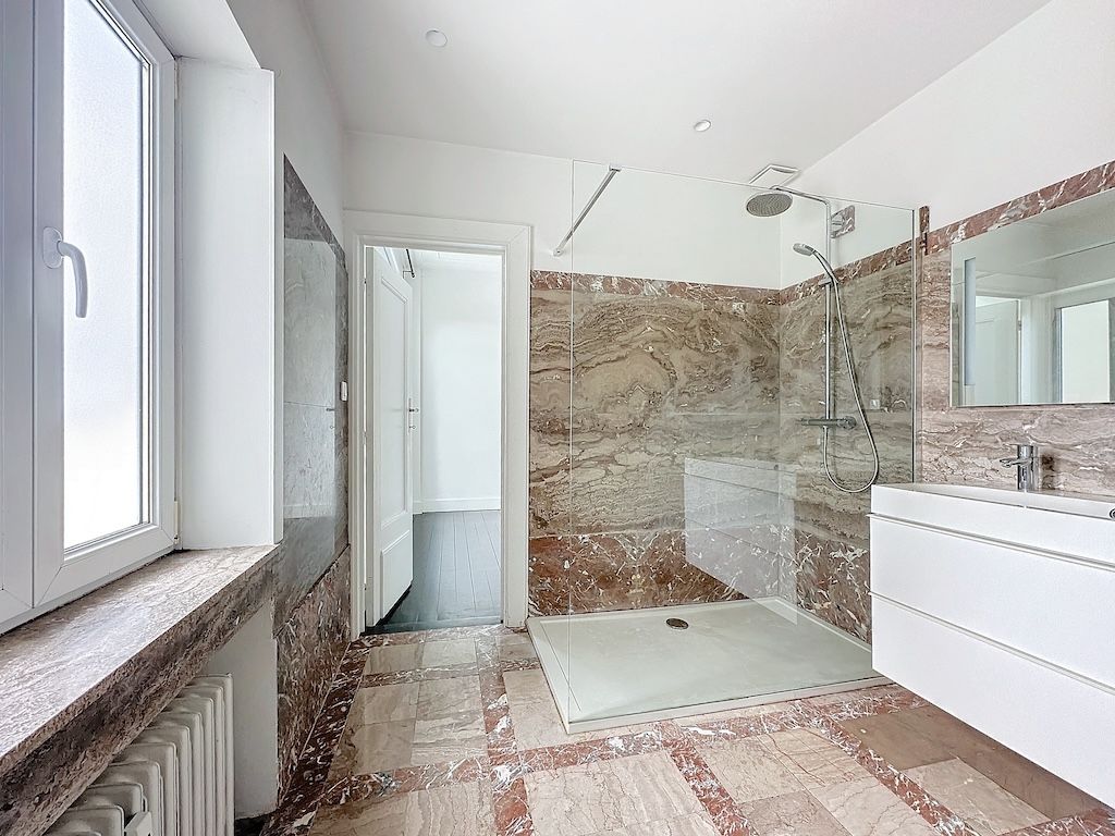 Bathroom - Exceptional apartment 2 bedrooms + maid's room 25m² - Etterbeek