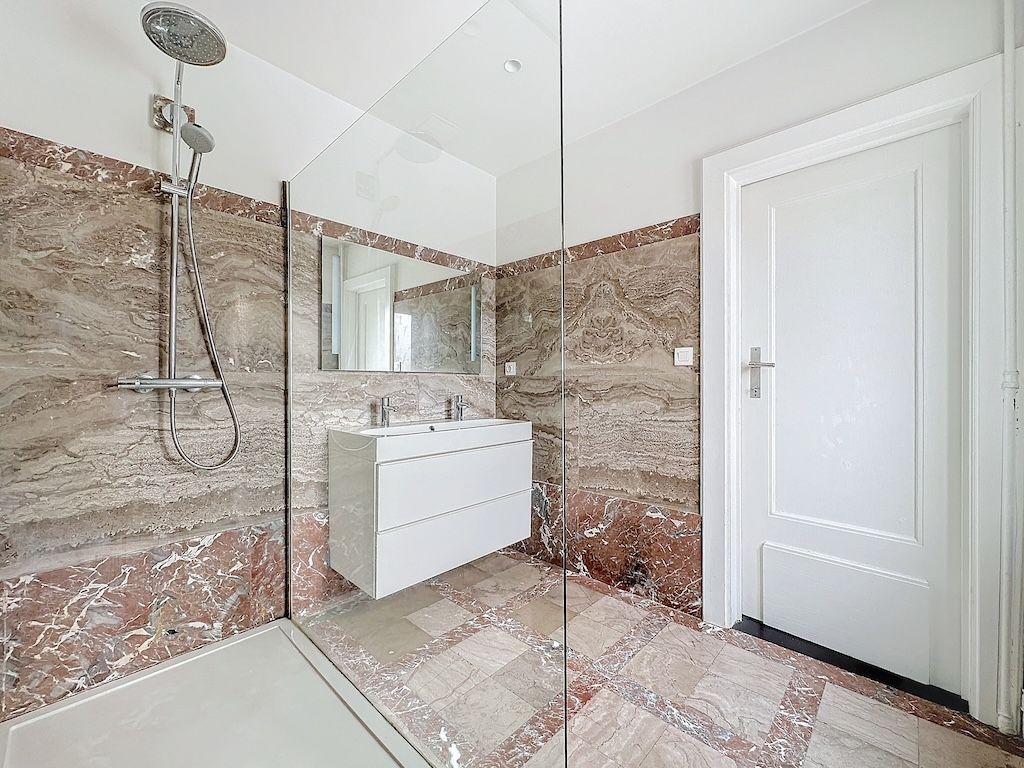 Bathroom - Exceptional apartment 2 bedrooms + maid's room 25m² - Etterbeek