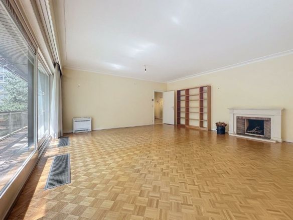 Salon lumineux avec cheminée, parquet traditionnel et espaces modulables pour personnaliser la décoration.