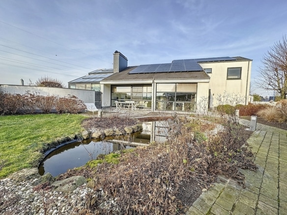Maison moderne avec jardin Paysage, terrasse ensoleillée et vue panoramique naturelle.