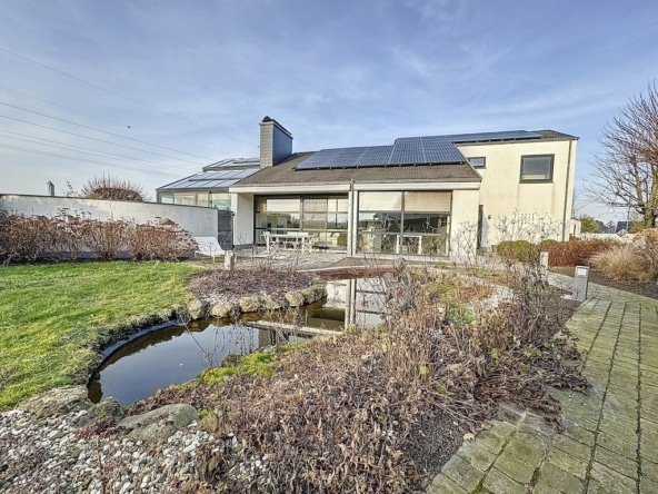 Modern huis met aangelegde tuin, zonneterras en natuurlijk panoramisch uitzicht.