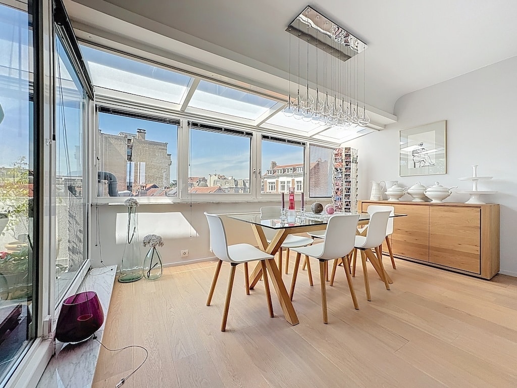 Eetkamer - Brugmannplein: 3 slaapkamers + bureau - terras en garage - Elsene
