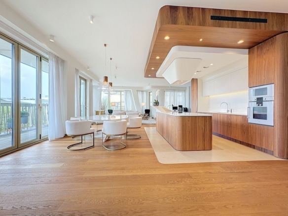 Cuisine moderne lumineuse avec îlot central, espace ouvert, mobilier contemporain, ambiance chaleureuse et élégante