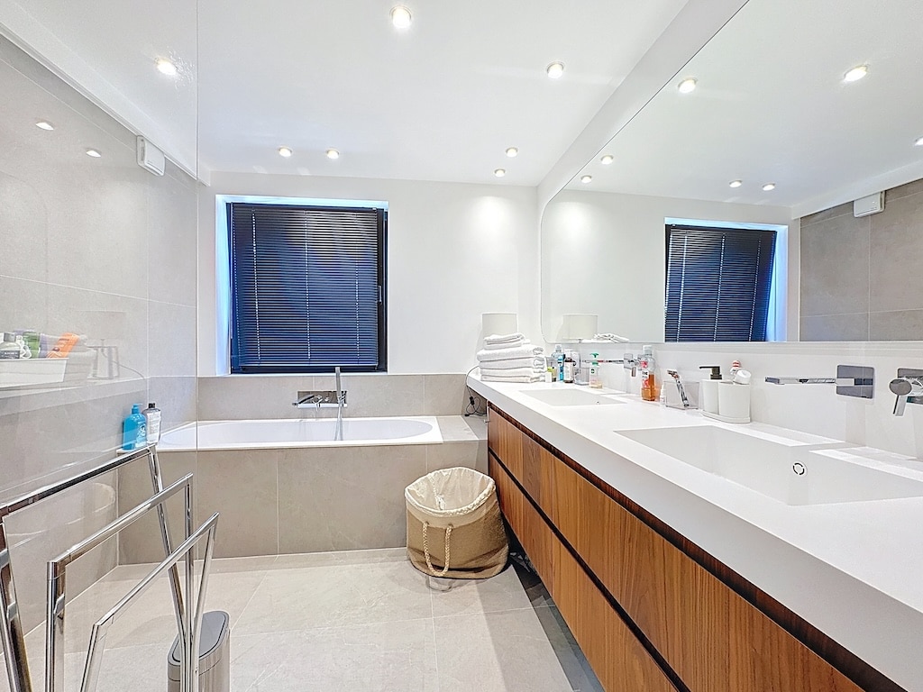 Bathroom - Duplex Apartment 3bed terraces and garages - Hamoir - Uccle
