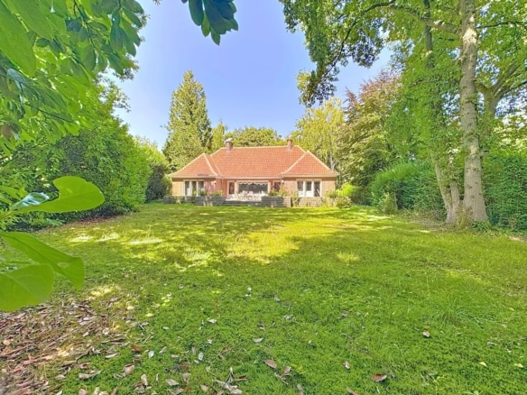 Charmante maison de campagne entourée d’un jardin verdoyant et d’arbres matures, lumineuse et apaisante.