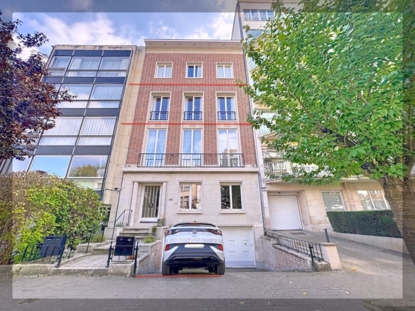 Appartement élégant avec façade en pierre et brique, jardins urbains, grande luminosité, parking moderne.