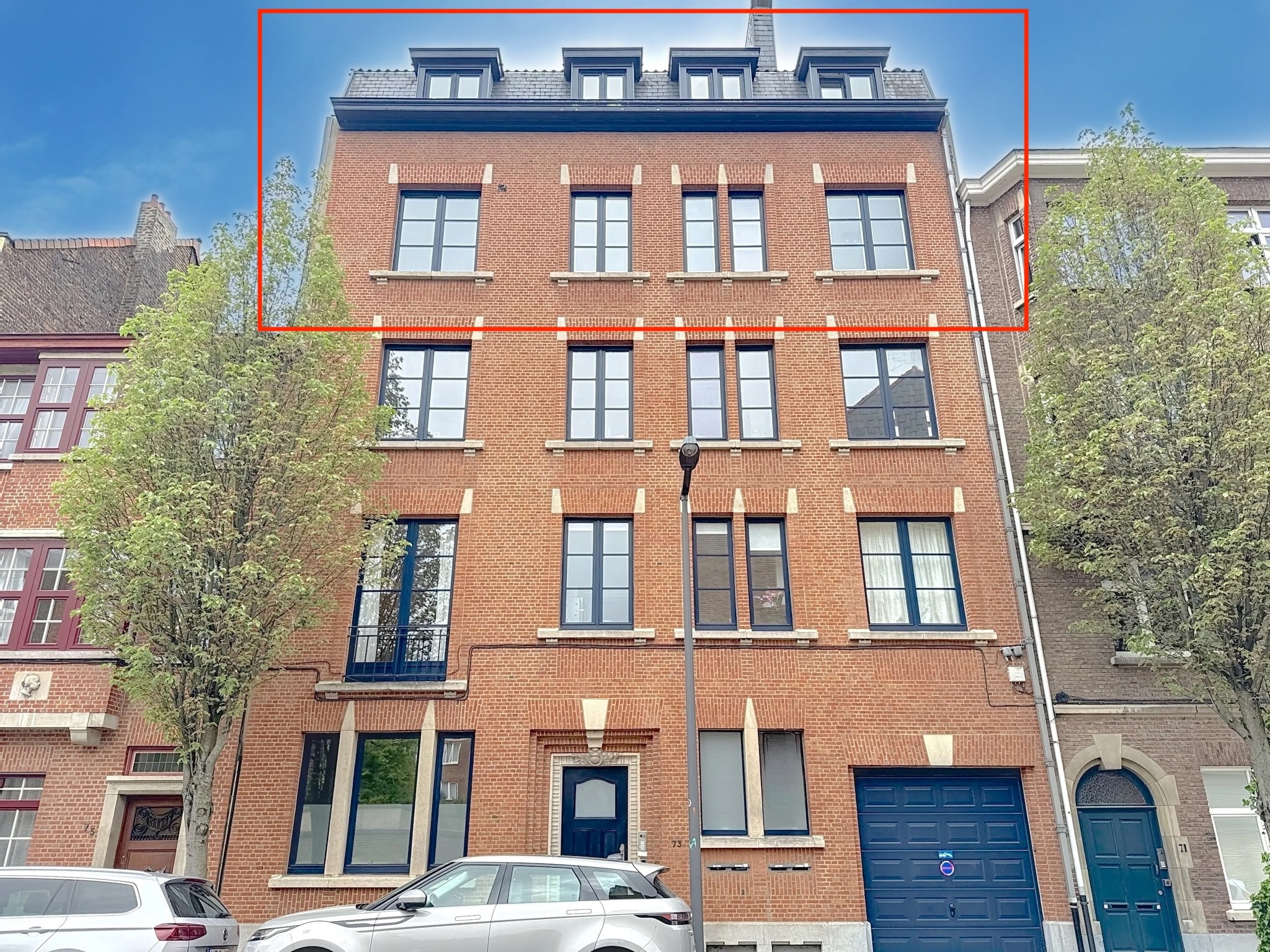 Stedelijk bakstenen gebouw met ramen en bomen Brugmannplein: 3 slaapkamers + bureau - terras en garage - Elsene