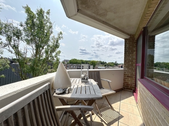 Balcon en bois, vue verdoyante, ambiance paisible, mobilier convivial, oasis urbaine relaxante.