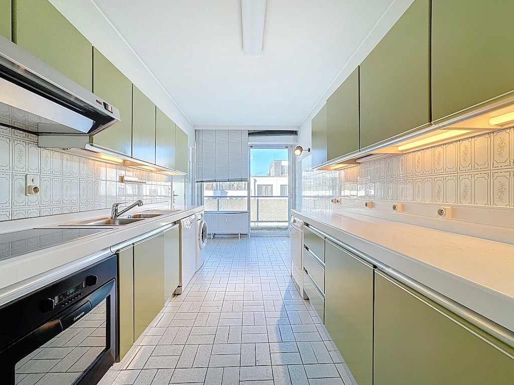 Cuisine - Appartement 3 ch + 2 terrasses + garage et cave – Bruxelles