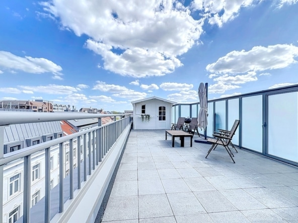 Terrasse urbaine moderne avec vue, mobilier minimaliste, parasol, ambiance paisible et panoramas urbains.