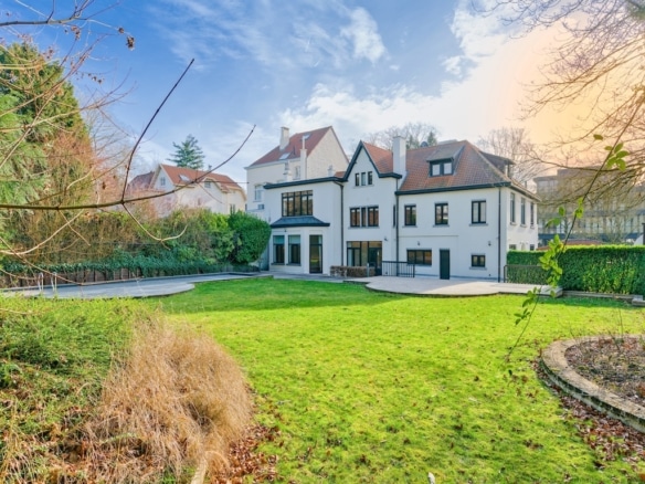 Villa élégante avec jardin prospère et architecture mixte moderne et classique à Uccle.