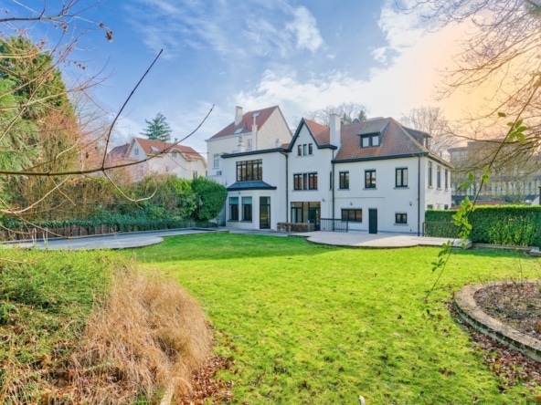 Villa élégante avec jardin prospère et architecture mixte moderne et classique à uccle