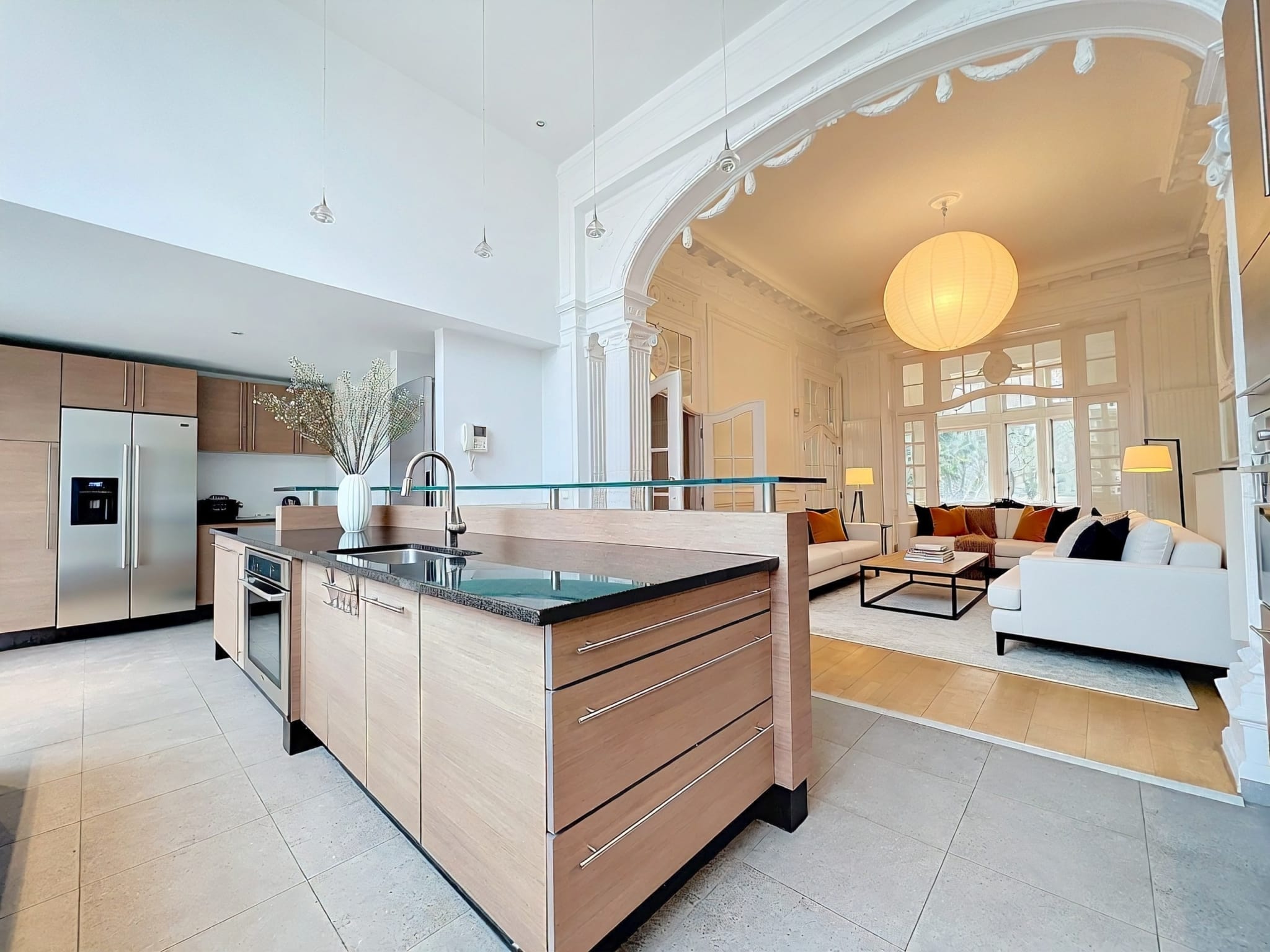 Lichte open keuken bij Gaulois - U Vastgoed Makelaar Lichte open keuken bij Gaulois met houten eiland en klassieke woonkamer