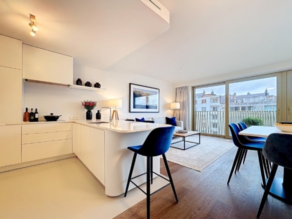Lichte open keuken met moderne woonkamer en balkon bij Chevaliers
