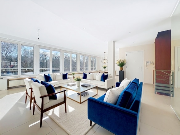 Lichte moderne woonkamer bij La Cambre met erkers en witte en blauwe banken