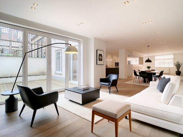 Lichte woonkamer met erker, patio en moderne open keuken