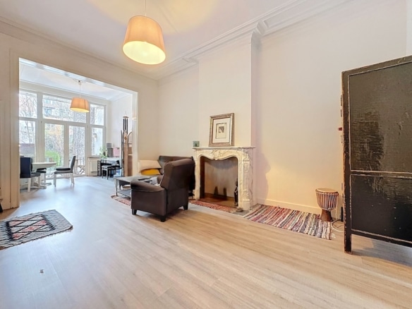 Open woonkamer met open haard en uitzicht op groen Vastgoedjpg