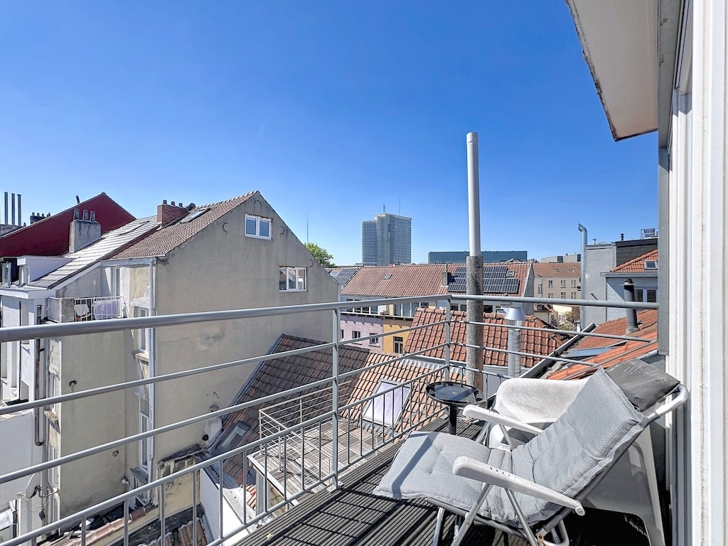 Balcon ensoleillé avec vue sur les toits et skyline de Londres