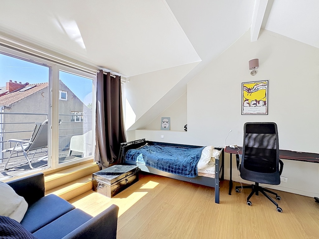 Chambre mansardée lumineuse à Londres avec balcon, lit simple et bureau