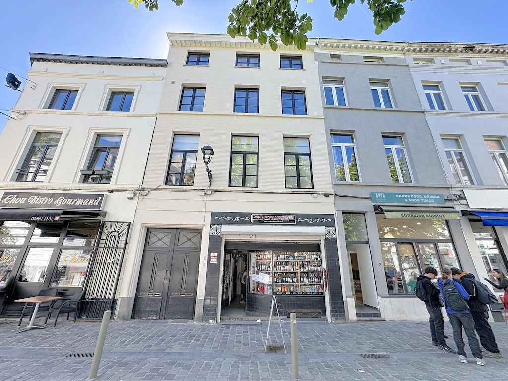 Façades commerciales à Londres avec bistrot, boutique de boissons et rue pavée