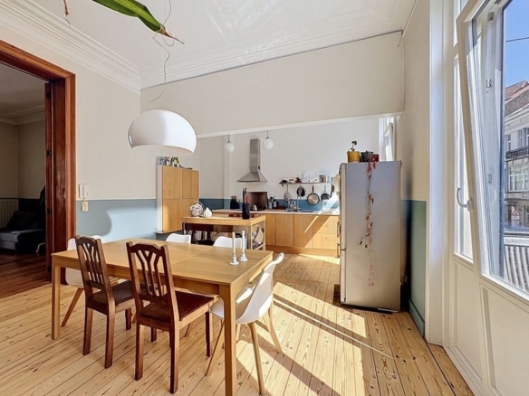 Cuisine ouverte avec salle à manger lumineuse et parquet clair dans appartement ancien   appartement 1 chambre  bruxelles