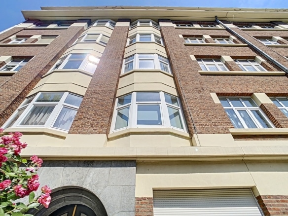 Façade dimmeuble résidentiel en brique rouge avec bow windows blancs   appartement une chambre  parlement européen  ixelles