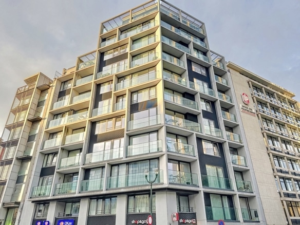 Façade dimmeuble moderne avec balcons vitrés et commerces en rez de chaussée   appartement 2 chambres  ixelles