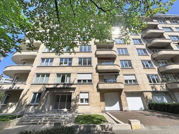 Façade dimmeuble résidentiel à uccle avec balcons arbres et accès garage   appartement 2ch  3 terrasses  garage  uccle