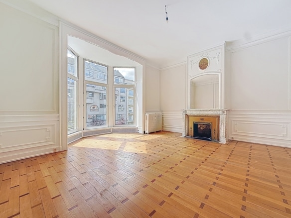 Grand salon haussmannien lumineux avec parquet baie vitrée et cheminée en marbre   appartement 1 chambre  ixelles