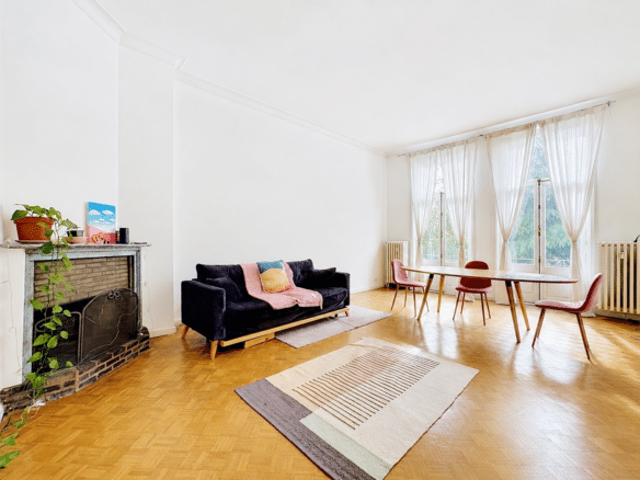 Salon salle à manger lumineux avec cheminée parquet canapé et chaises roses   appartement 1 chambre  louisechâtelain
