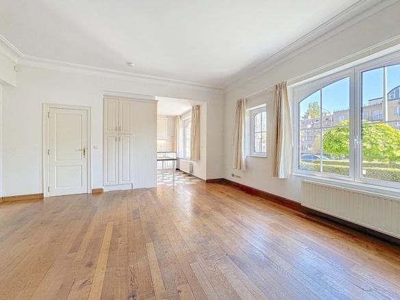 Salon dappartement lumineux avec parquet moulures et vue arborée   studio  woluwe saint lambert