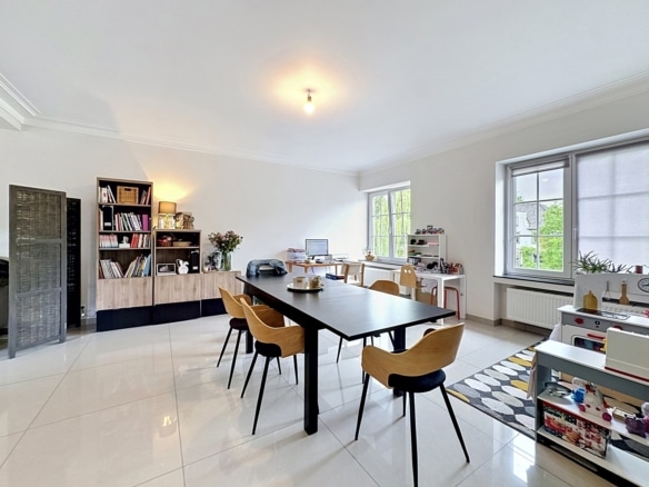 Salon salle à manger lumineux avec bureau familial et espace enfants   appartement 3 chambres  rhode saint genèse