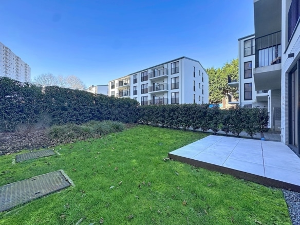 Terrasse privative carrelée avec jardin paysager en résidence neuve lumineuse   appartement 2 chambres  woluwe saint lambert