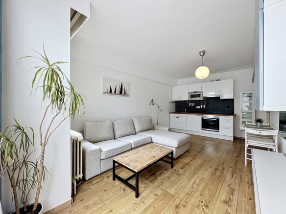 Appartement lumineux avec salon cuisine ouverte blanche et coin repas moderne   appartement 1 chambre  bruxelles