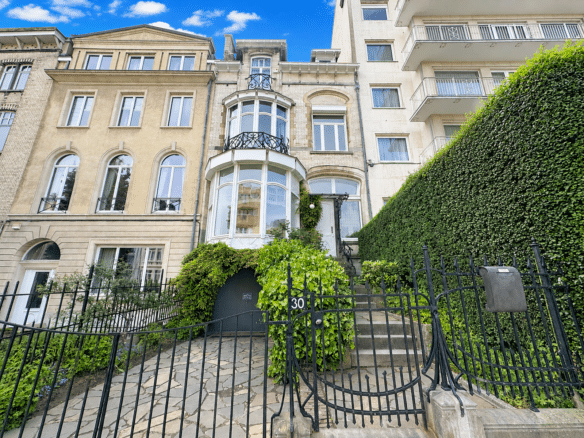 Maison de maître avec façade élégante balcon en fer forgé et jardin urbain   jardin du roi  superbe maison art nouveau  bruxelles
