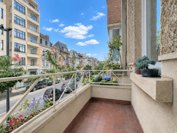 Balcon fleuri dappartement avec vue sur rue résidentielle et façades élégantes   arezzotenbosch  appartement 2 chambres  ixelles