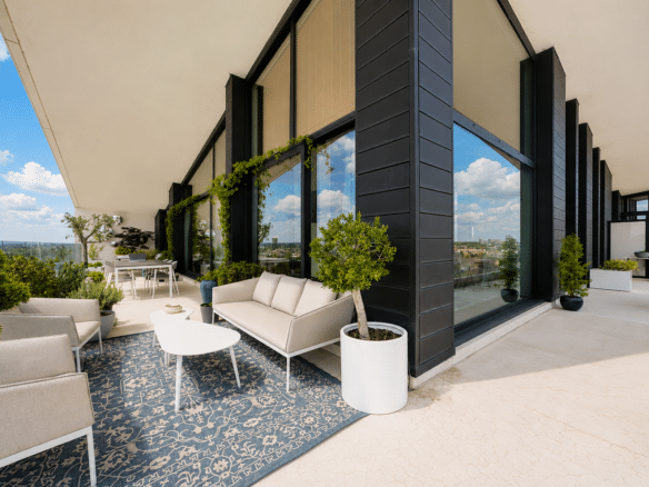 Terrasse dappartement penthouse avec salon extérieur coin repas et vue urbaine   appartement 3 chambres  anderlecht