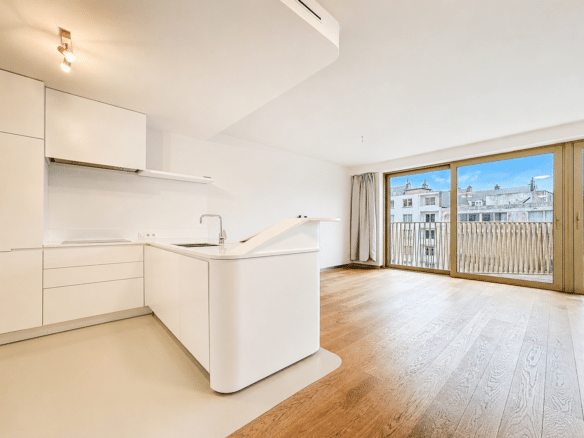 Appartement lumineux avec cuisine ouverte salon parqueté et balcon en ville   appartement 2 chambres  ixelles