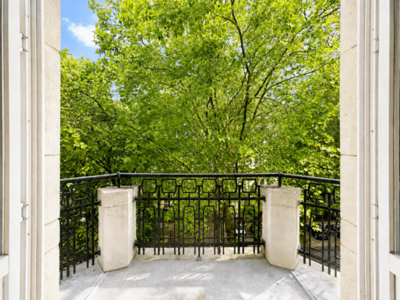 Balcon lumineux dappartement avec garde corps en fer forgé et vue arborée   molière  appartement 1 chambre  forest