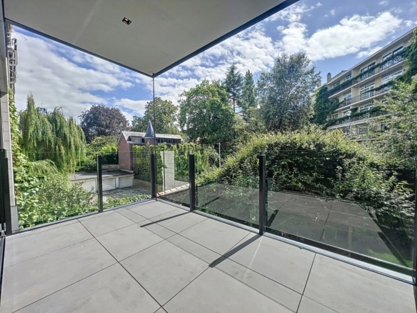 Terrasse couverte dappartement moderne avec vue sur jardin arboré et immeuble résidentiel   appartement 2 chambres  ixelles