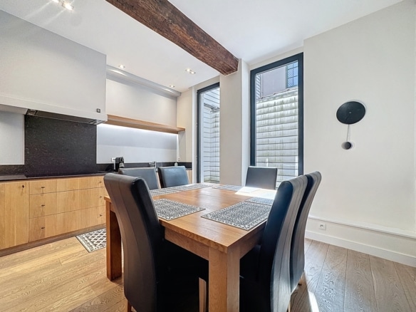 Salle à manger moderne avec cuisine ouverte table en bois et grandes fenêtres   maison 2 chambres  bruxelles